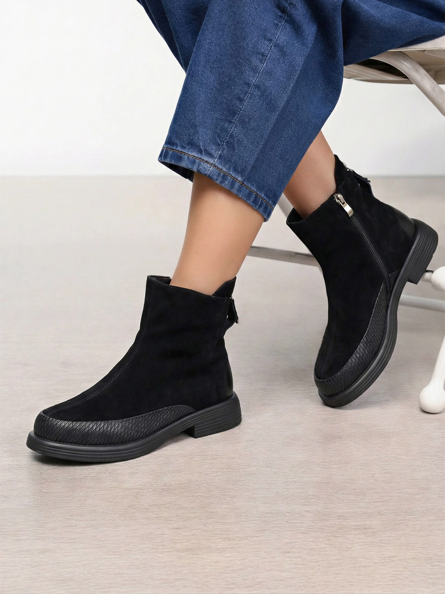 Ботинки черного цвета на низком широком каблуке